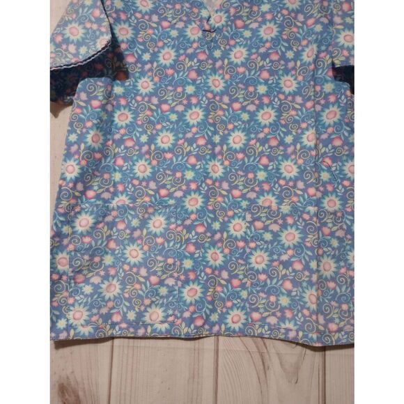 Crest Scrub Top Ladies Medium Blue Pink Floral Pastel - Picture 4 of 6